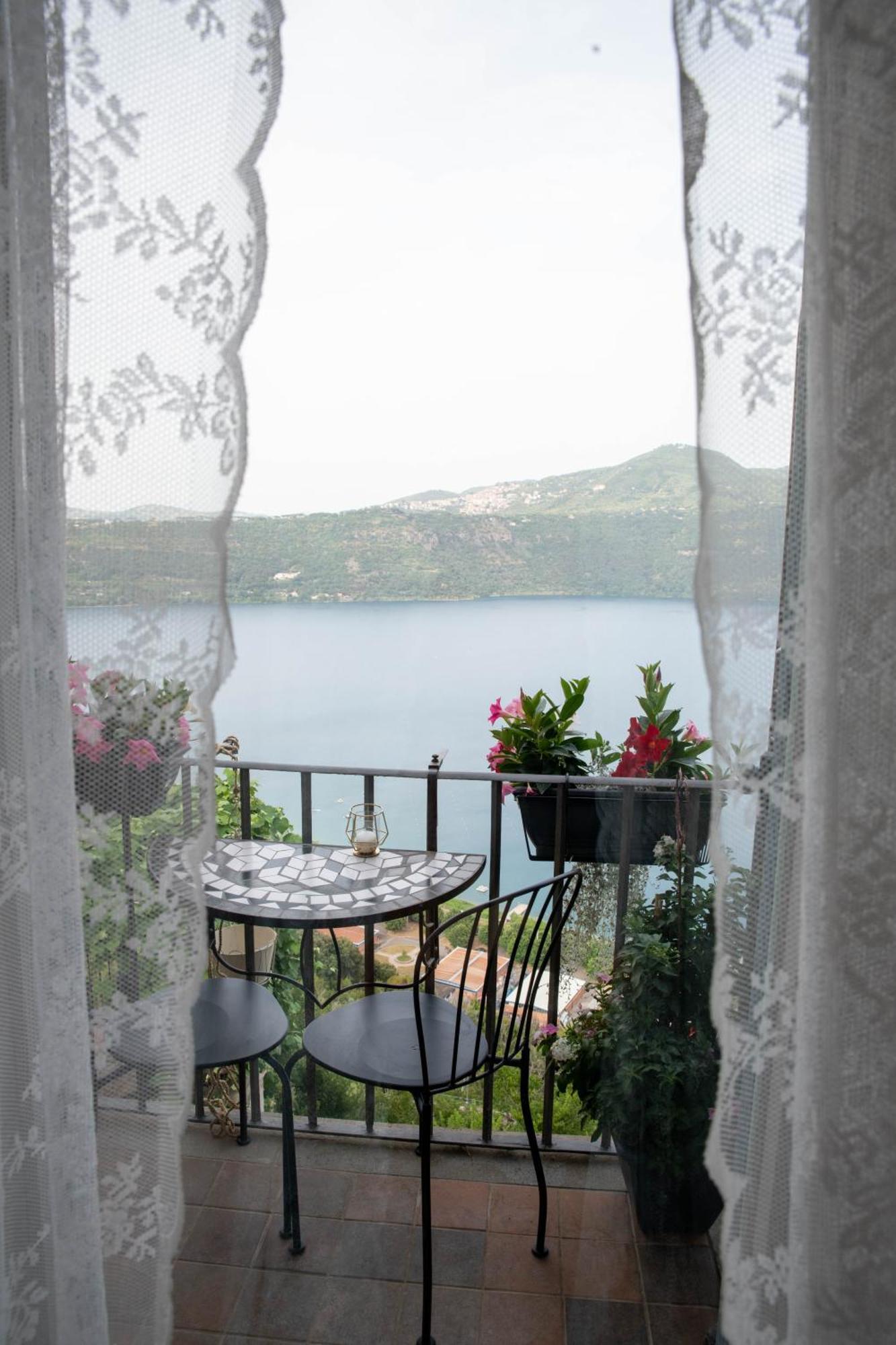 B&B Carpe Diem Vista Lago Кастель-Гандольфо Экстерьер фото